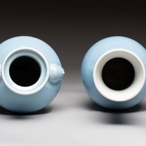 Two Chinese claire-de-lune vases, one with a wooden stand, Kangxi and Yongzheng mark, 19th C. — photo 6