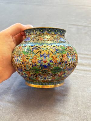 Two Chinese cloisonné covered jars, a vase and two brush washers, 19/20th C. — foto 11