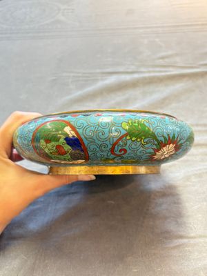 Two Chinese cloisonné covered jars, a vase and two brush washers, 19/20th C. — foto 28