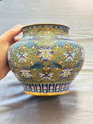 Two Chinese cloisonné covered jars, a vase and two brush washers, 19/20th C. — foto 32