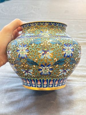 Two Chinese cloisonné covered jars, a vase and two brush washers, 19/20th C. — foto 33