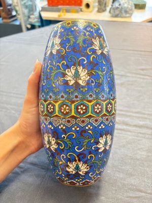 Two Chinese cloisonné covered jars, a vase and two brush washers, 19/20th C. — foto 4