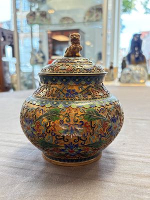 Two Chinese cloisonné covered jars, a vase and two brush washers, 19/20th C. — foto 7