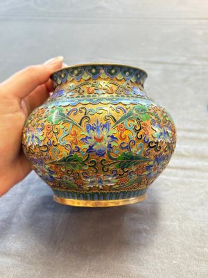 Two Chinese cloisonné covered jars, a vase and two brush washers, 19/20th C. — foto 8