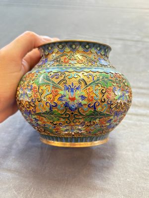 Two Chinese cloisonné covered jars, a vase and two brush washers, 19/20th C. — foto 9