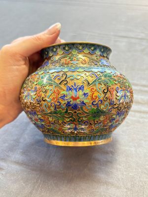 Two Chinese cloisonné covered jars, a vase and two brush washers, 19/20th C. — foto 10