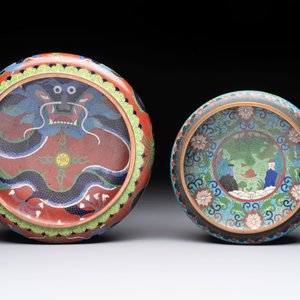 Two Chinese cloisonné covered jars, a vase and two brush washers, 19/20th C. — foto 8