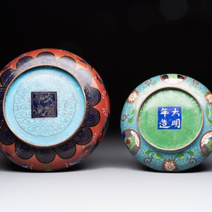 Two Chinese cloisonné covered jars, a vase and two brush washers, 19/20th C. — foto 9