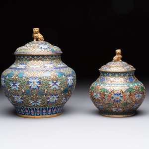 Two Chinese cloisonné covered jars, a vase and two brush washers, 19/20th C. — foto 10