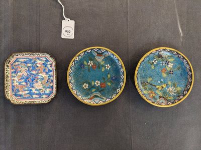 Two Chinese cloisonné saucers, three Canton enamel covered boxes and a saucer, 18/19th C. — 照片 1