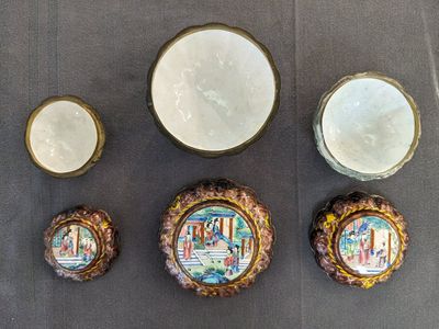Two Chinese cloisonné saucers, three Canton enamel covered boxes and a saucer, 18/19th C. — 照片 2