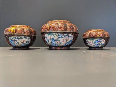 Two Chinese cloisonné saucers, three Canton enamel covered boxes and a saucer, 18/19th C. — 照片 5