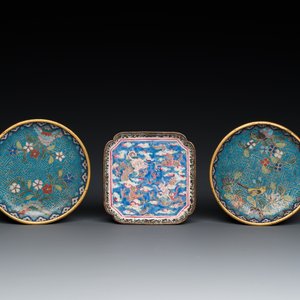 Two Chinese cloisonné saucers, three Canton enamel covered boxes and a saucer, 18/19th C. — 照片 2