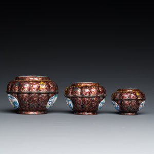 Two Chinese cloisonné saucers, three Canton enamel covered boxes and a saucer, 18/19th C. — 照片 5