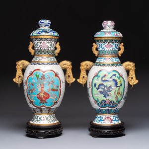 Two Chinese cloisonné vases on wooden stands, 20th C. — 照片 1