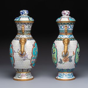 Two Chinese cloisonné vases on wooden stands, 20th C. — 照片 2