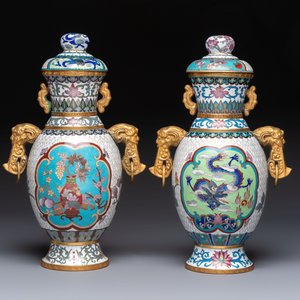 Two Chinese cloisonné vases on wooden stands, 20th C. — 照片 3