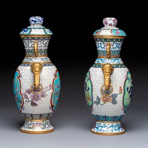 Two Chinese cloisonné vases on wooden stands, 20th C. — 照片 4