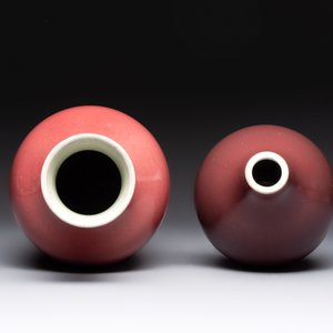 Two Chinese copper-red-glazed vases, 18th C. — photo 3