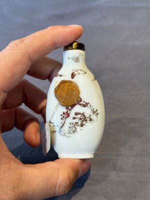 Two Chinese copper-red snuff bottles with landscape design, Chenghua mark, 19th C. — 照片 3