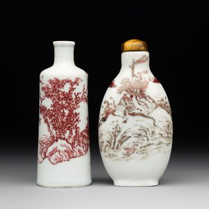 Two Chinese copper-red snuff bottles with landscape design, Chenghua mark, 19th C. — 照片 1