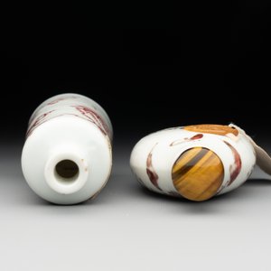 Two Chinese copper-red snuff bottles with landscape design, Chenghua mark, 19th C. — 照片 5