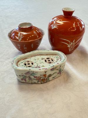 Two Chinese coral-red-ground covered bowls and a famille rose covered cricket box, Zhang Yihe 張義和 and Gong Hesheng 龔和盛 marks, 19th C. — foto 1