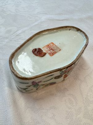 Two Chinese coral-red-ground covered bowls and a famille rose covered cricket box, Zhang Yihe 張義和 and Gong Hesheng 龔和盛 marks, 19th C. — foto 17
