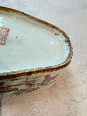Two Chinese coral-red-ground covered bowls and a famille rose covered cricket box, Zhang Yihe 張義和 and Gong Hesheng 龔和盛 marks, 19th C. — foto 19