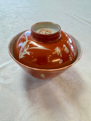 Two Chinese coral-red-ground covered bowls and a famille rose covered cricket box, Zhang Yihe 張義和 and Gong Hesheng 龔和盛 marks, 19th C. — foto 20
