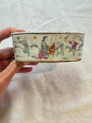 Two Chinese coral-red-ground covered bowls and a famille rose covered cricket box, Zhang Yihe 張義和 and Gong Hesheng 龔和盛 marks, 19th C. — foto 4