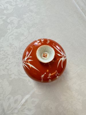 Two Chinese coral-red-ground covered bowls and a famille rose covered cricket box, Zhang Yihe 張義和 and Gong Hesheng 龔和盛 marks, 19th C. — foto 52