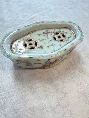Two Chinese coral-red-ground covered bowls and a famille rose covered cricket box, Zhang Yihe 張義和 and Gong Hesheng 龔和盛 marks, 19th C. — foto 6