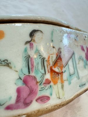 Two Chinese coral-red-ground covered bowls and a famille rose covered cricket box, Zhang Yihe 張義和 and Gong Hesheng 龔和盛 marks, 19th C. — foto 7