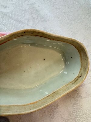 Two Chinese coral-red-ground covered bowls and a famille rose covered cricket box, Zhang Yihe 張義和 and Gong Hesheng 龔和盛 marks, 19th C. — foto 10