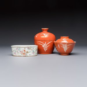 Two Chinese coral-red-ground covered bowls and a famille rose covered cricket box, Zhang Yihe 張義和 and Gong Hesheng 龔和盛 marks, 19th C. — foto 1