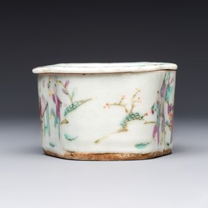 Two Chinese coral-red-ground covered bowls and a famille rose covered cricket box, Zhang Yihe 張義和 and Gong Hesheng 龔和盛 marks, 19th C. — foto 11