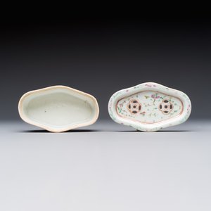 Two Chinese coral-red-ground covered bowls and a famille rose covered cricket box, Zhang Yihe 張義和 and Gong Hesheng 龔和盛 marks, 19th C. — foto 12