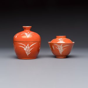 Two Chinese coral-red-ground covered bowls and a famille rose covered cricket box, Zhang Yihe 張義和 and Gong Hesheng 龔和盛 marks, 19th C. — foto 2