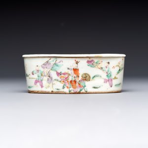 Two Chinese coral-red-ground covered bowls and a famille rose covered cricket box, Zhang Yihe 張義和 and Gong Hesheng 龔和盛 marks, 19th C. — foto 8