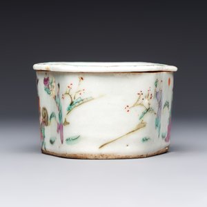 Two Chinese coral-red-ground covered bowls and a famille rose covered cricket box, Zhang Yihe 張義和 and Gong Hesheng 龔和盛 marks, 19th C. — foto 9