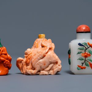 Two Chinese coral snuff bottles and one coral-embellished glass bottle, 19/20th C. — photo 2