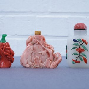 Two Chinese coral snuff bottles and one coral-embellished glass bottle, 19/20th C. — photo 5