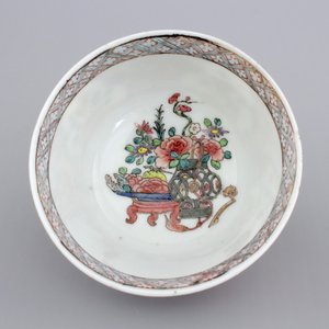 Two Chinese cups and saucers together with a faux-bois saucer, Yongzheng, 1722-1735 — photo 12