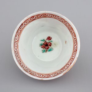 Two Chinese cups and saucers together with a faux-bois saucer, Yongzheng, 1722-1735 — photo 13