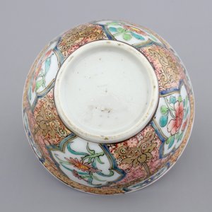 Two Chinese cups and saucers together with a faux-bois saucer, Yongzheng, 1722-1735 — photo 14