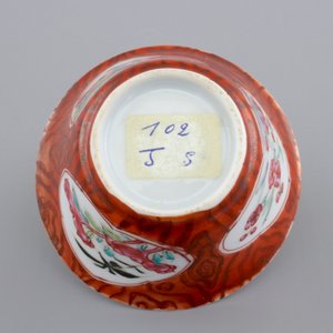 Two Chinese cups and saucers together with a faux-bois saucer, Yongzheng, 1722-1735 — photo 15