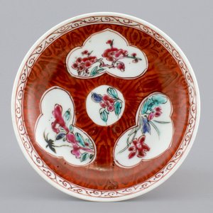 Two Chinese cups and saucers together with a faux-bois saucer, Yongzheng, 1722-1735 — photo 5