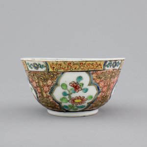Two Chinese cups and saucers together with a faux-bois saucer, Yongzheng, 1722-1735 — photo 10