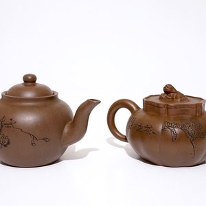 Two Chinese dark Yixing stoneware teapots and covers, 19/20th C. — 照片 1